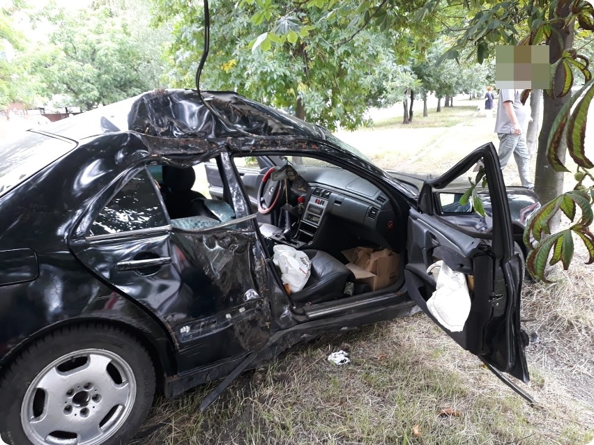 Wypadek na Zaporoskiej. Mercedes "koziołkował" i uderzył w drzewo (ZDJĘCIA)