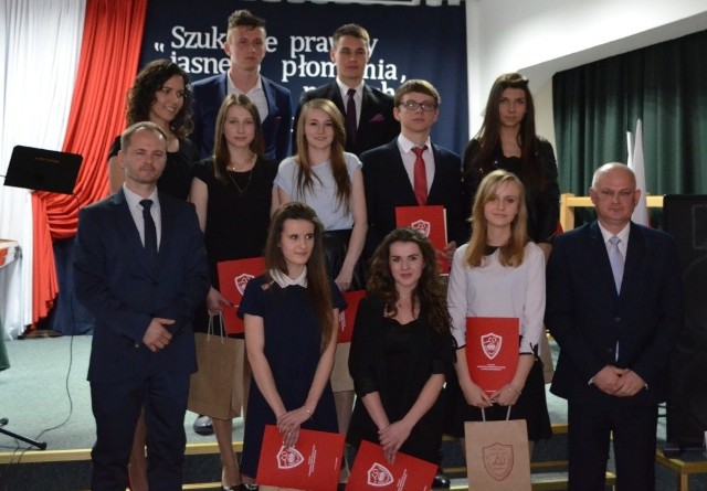 Złoci Absolwenci: Julia Gołąb, Mikołaj Sobczyk, Rafał Śledź, Patrycja Laskowska, Justyna Świtoń, Daria Zygała, Agnieszka Kowalczyk, Agata Kazik, Kinga Ostrowska, Kacper Szczepanik z dyrektorem Wojciechem Jasnosem i wicedyrektorem Piotrem Ciszkiem