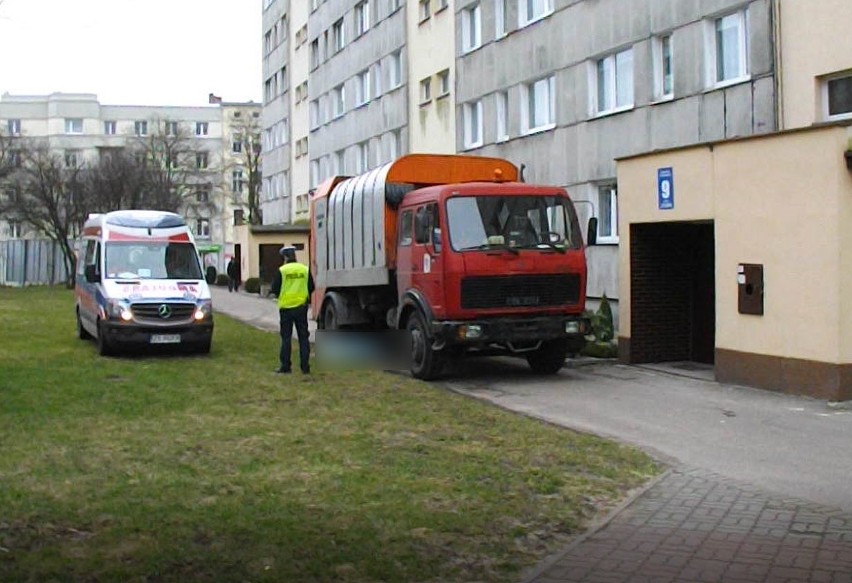 W piątek ok. południa, przy jednej z klatek bloku przy ul....