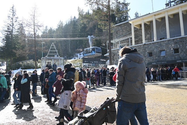 Turyści w piękny słoneczny weekend w Zakopanem
