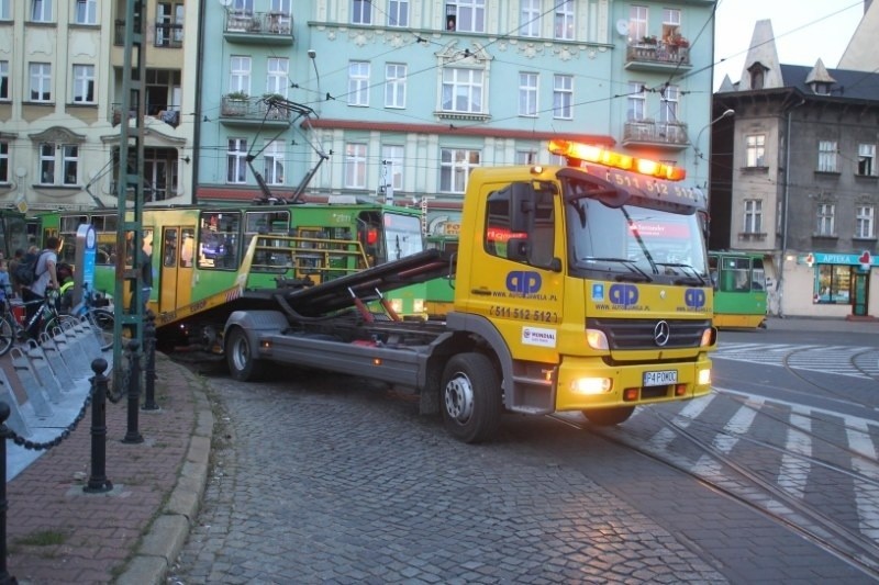 Dąbrowskiego: Kolizja samochodu z tramwajem