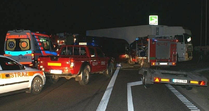 Tir zderzył się z busem. 1 osoba nie żyje, 3 ciężko ranne. (foto)