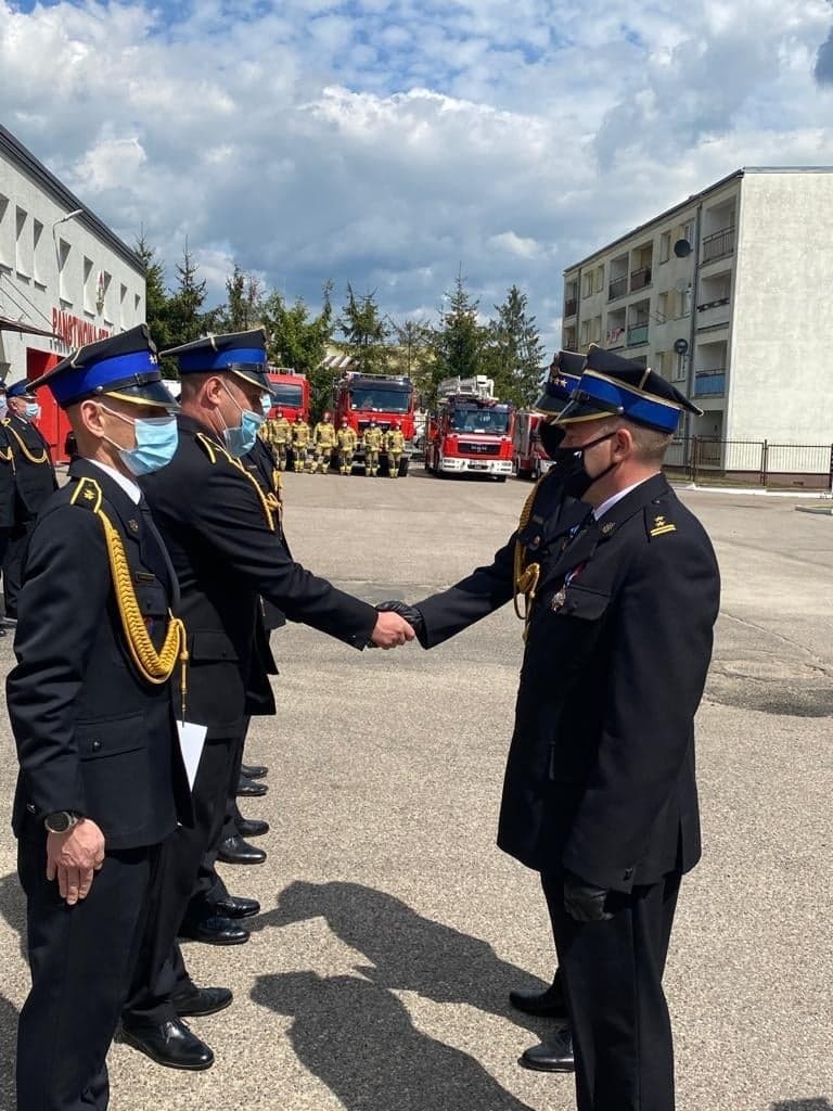Dzień Strażaka w Makowie Mazowieckim obchodzono 21.05.2021 r. Wręczono odznaczenia oraz awanse zawodowe. Zdjęcia