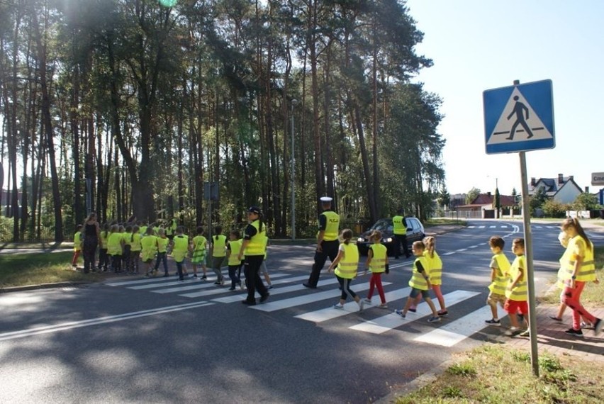 Uczniowie kozienickiej podstawówki poznali bezpieczną drogę do szkoły