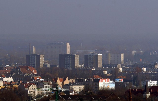 Wydział Ochrony Środowiska Urzędu Miasta Poznania informuje, że poziom stężenia szkodliwych pyłów PM10 i PM2.5 w powietrzu w Poznaniu jest nieco większy od dopuszczalnej normy. O godz. 8 wynosił 62 μg/m3.