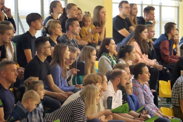 W meczu I ligi piłki ręcznej kobiet, PreZero APR Radom przegrała z AZS UMCS Lublin 19:25 (8:8). To był pierwszy mecz w nowym sezonie. Kibice zobaczyli zupełnie nowy zespół, wraz z nowym trenerem Rafałem Banaczkiem i nowym sponsorem firmą PreZero. Hala "Budowlanki" szczelnie się wypełniła i na brak emocji nie można było narzekać. Radomska drużyna zagrała dobrą pierwszą połowę. Niestety początek drugiej odsłony przyniósł przyjezdnym przewagę czterobramkową i lublinianki nie oddały już prowadzenia. Mimo porażki można było się przekonać, że piłka ręczna w Radomiu jeszcze nie zginęła. ZOBACZ KOLEJNE ZDJĘCIA Z TRYBUNA I Z BOISKA ---->>>>>