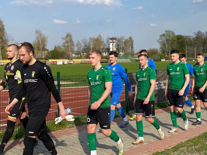 Pogoń Staszów wygrała ważny mecz Hummel 4 ligi z GKS Rudki po bramkach Pawła Markowicza. Zobacz zdjęcia