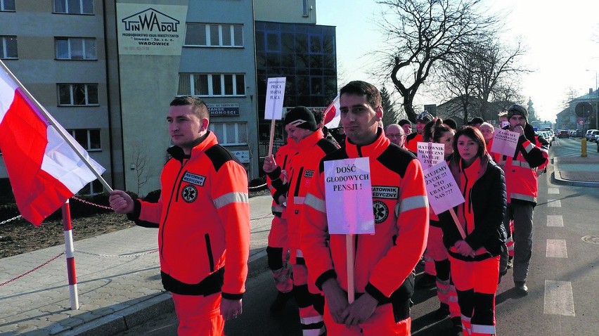 W marcu ratownicy medyczni protestowali pod starostwem....