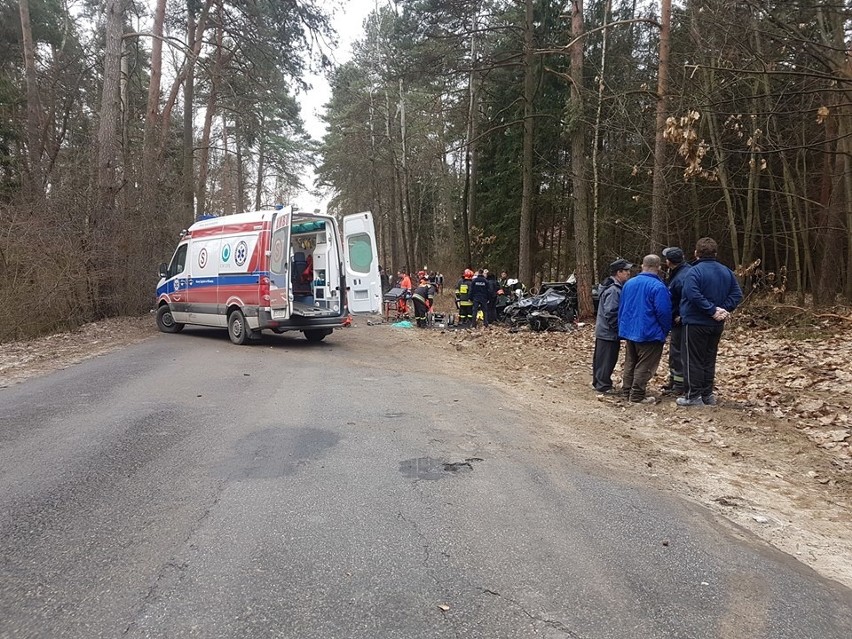 Klucze. Kierowca uderzył w drzewo. Jest ciężko ranny