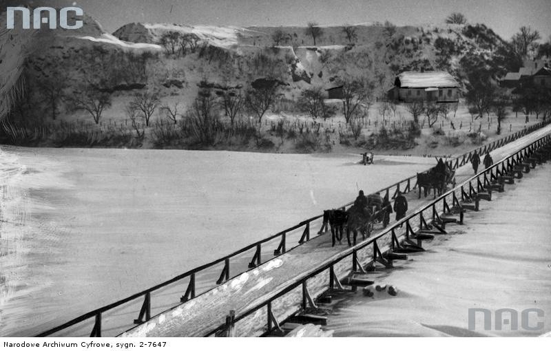 Drewniany most na zamarzniętym Bugu – 1940 rok....