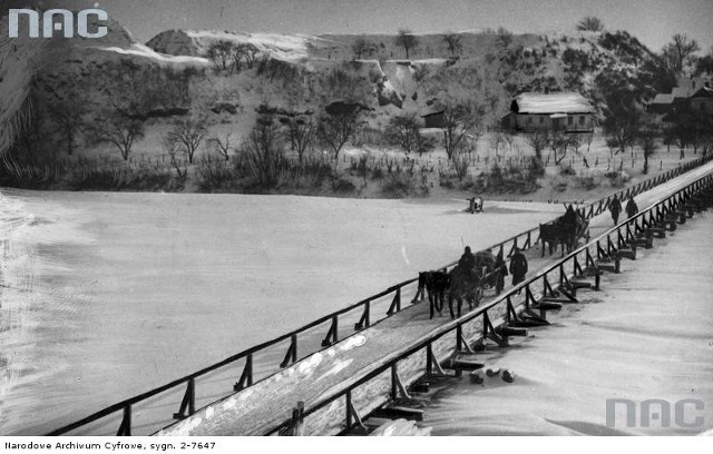 Drewniany most na zamarzniętym Bugu – 1940 rok.Ponad 180 tysięcy fotografii z Narodowego Archiwum Cyfrowego www.nac.gov.pl