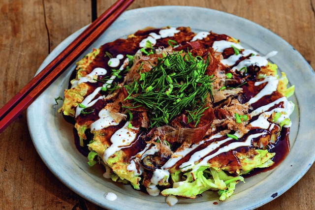 Japońskie okonomiyaki to placek ziemniaczany z kapustą. Pozostałe składniki można wybierać według własnego uznania. W książce „Domowa kuchnia japońska” Maori Murota proponuje dodać krewetki, suszonego tuńczyka i ostrygi.