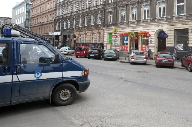 Do mieszkania przy ul. Małkowskiego kobietę i jej troje dzieci przyjęła babcia pani Anny. To ona głównie opiekowała się jej córkami