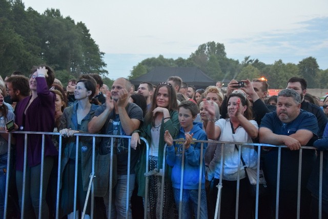 Festiwal Frytka OFF jest dwudniowy. Występy sceniczne rozpoczęły się w piątek po południu od koncertu grupy Hańba. Później z minuty na minutę coraz liczniej przybywających widzów bawiły zespoły L.Stadt oraz szwedzki Momofoko, dla których to już nie pierwsza wizyta na Frytce. Podczas występów piątkowych gwiazd - Nosowskiej i Lao Che pod sceną było już tłoczno. Na koniec zorganizowano zabawę z DJ-em Biernaskim. Jednocześnie już od godz. 15.00 można było zakosztować kulinarnej strony imprezy, udając się do strefy food trucków.