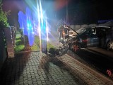 Nocny wypadek pod Krakowem. Samochód uderzył w betonowy przepust. Jedna osoba została ranna