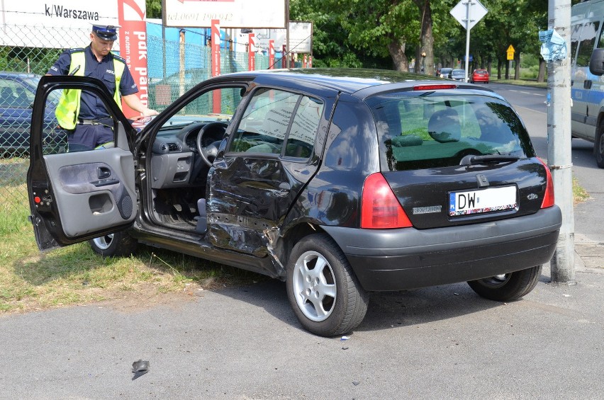 Wrocław: Wypadek na Kosmonautów. Motocyklista uderzył w auto (ZDJĘCIA)