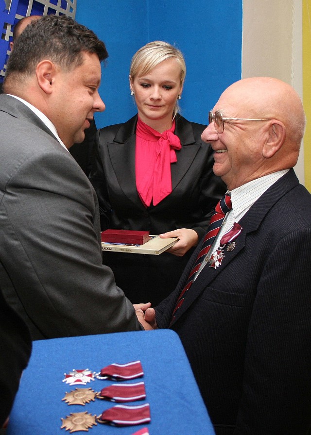 Jednym z wyróżnionych był Maciej Krysiński (z prawej), wieloletni spółdzielca z Radomia. Srebrny krzyż zasługi, nadany przez Prezydenta RP, wręcz mu wicewojewoda Dariusz Piątek.