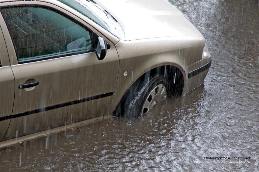 Burza w Częstochowie: Drogi, chodniki i domy pod wodą