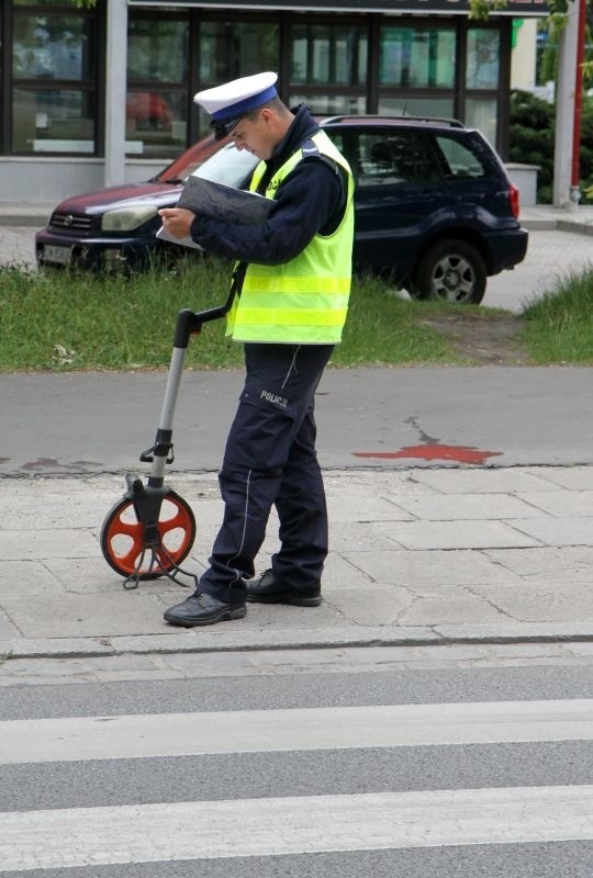 Wrocław: Motocyklista potrącił kobietę i uciekł. Szuka go policja (ZDJĘCIA)