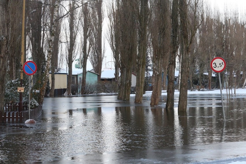 Cofka i pierwszy śnieg. Podtopiona marina, korki, opóźnione autobusy