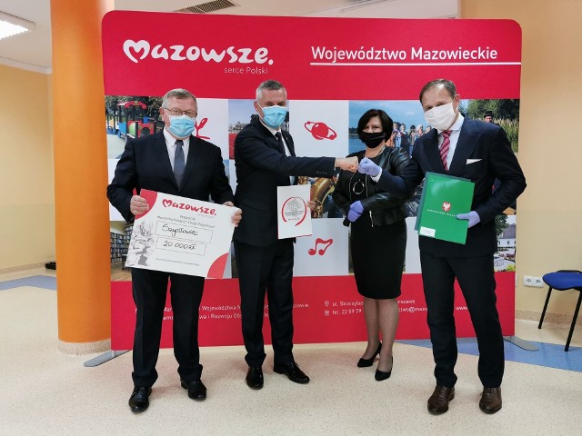 Gmina Szydłowiec otrzymała kasę z budżetu Mazowsza. Umowę w tej sprawie podpisał burmistrz Artur Ludew (pierwszy z prawej).