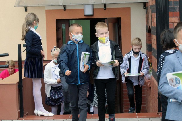 W poniedziałek ok. 60 tys. uczniów klas I-III w szkołach podstawowych województwa łódzkiego wraca do nauki stacjonarnej. Wciąż nie ma decyzji rządu o powrocie z zajęć na odległość starszych roczników, w tym maturzystów 2021 oraz obecnych ósmoklasistów, także przygotowujących się do swojego egzaminu państwowego – na koniec podstawówki. >>> Więcej informacji przy kolejnej ilustracji >>>