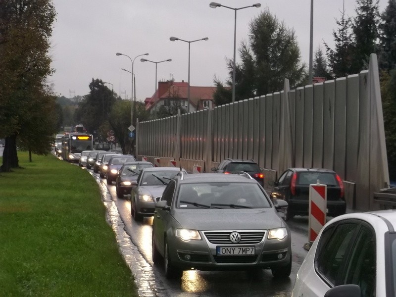 Wrocław: Korek na drodze na Psie Pole. Winny remont mostu Jagiellońskiego (ZDJĘCIA)