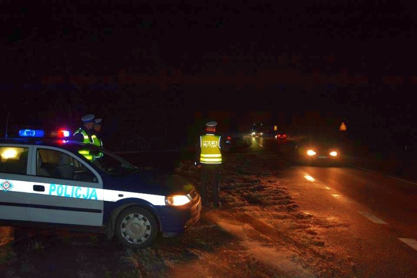 Policjanci sprawdzają trzeźwość kierowców, sposób...