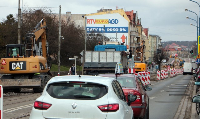 Remont torowiska tramwajowego spowodował już wiele utrudnień i zmian w organizacji ruchu, m.in. na ulicy Chełmińskiej w Grudziądzu