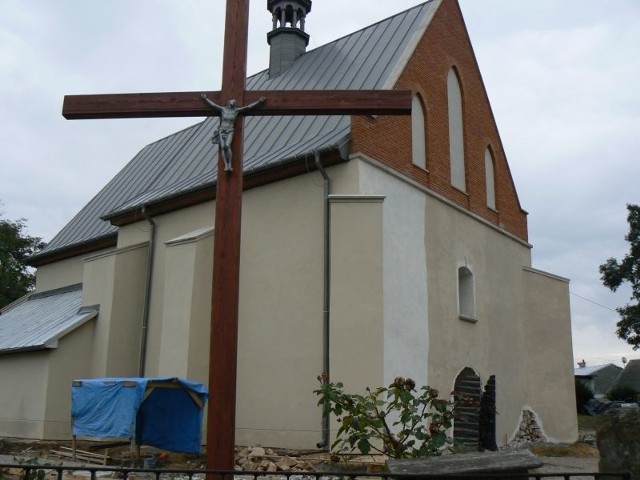 Odbudowany kościół Świętego Ducha doskonale widać od strony drogi do Starachowic.