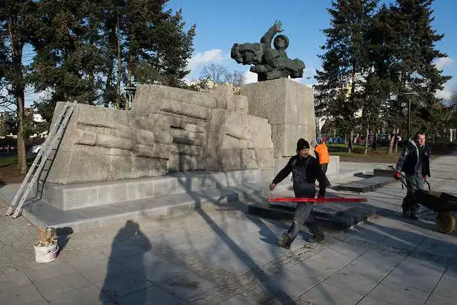Przeniesiony na plac ToMiTo pomnik Artylerzystów zostanie odsłonięty 11 grudnia w samo południe