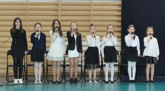 Podczas uroczystości uczniowie wystąpili z programem artystycznym, a także zaśpiewali pieśni patriotyczne.