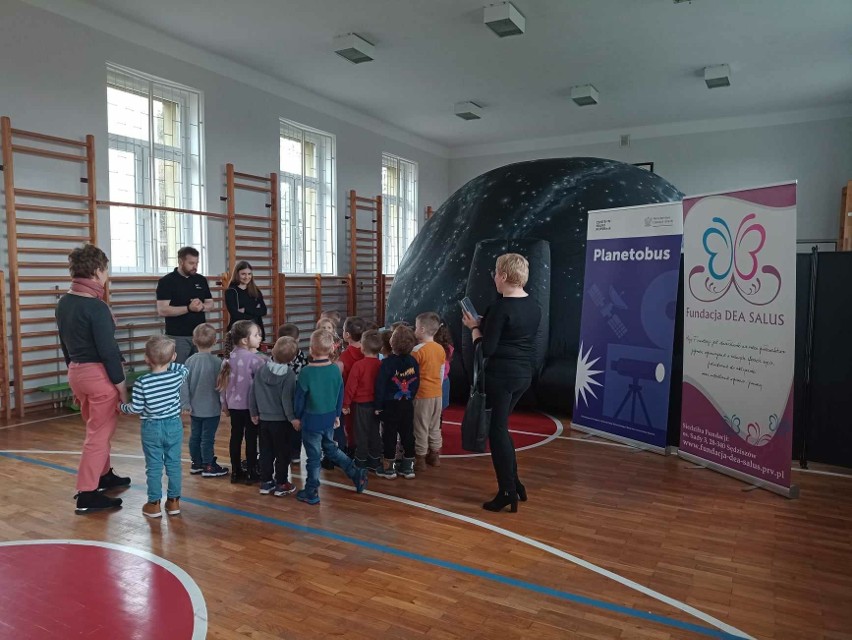 Planetobus z mobilnym planetarium zawitał do Sędziszowa. Dzieci i młodzież doświadczyły pełnego gwiazd nieba. Zobacz zdjęcia