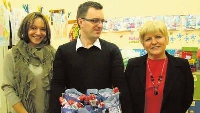 Od lewej Wioletta Grzesiak, Dawid Styrylski, Zofia Pyla z mikołajowymi paczkami dla starszych osób Fot. Ewa Tyrpa