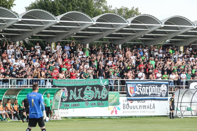 Piłka nożna wraca. W najbliższy weekend zn&oacute;w zobaczyli ligowc&oacute;w w akcji. Rok 2019 zainaugurują piłkarze Stali Stalowa Wola, kt&oacute;rzy w Boguchwale podejmą Błękitnych Stargard. Gdzie w weekend warto się wybrać? Zobacz propozycje sportowe na piątek, sobotę i niedzielę. Jest coś dla kibic&oacute;w badmintona, futsalu, koszyk&oacute;wki, piłki nożnej, siatk&oacute;wki, unihokeja, a także dla biegaczy.Aby zobaczyć pełny wykaz imprez sportowych na najbliższych weekend, kliknij kolejne zdjęcie.