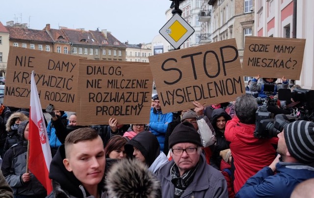 Członkowie poznańskich stowarzyszeń ogrodowych, które wyodrębniły się z PZD, dwukrotnie protestowali przed Urzędem Miasta Poznania. Sprzeciwiali się eksmisjom ludzi z ROD