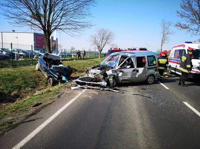 Do śmiertelnego wypadku doszło we wtorek około godziny 14.17 w miejscowości Golina w powiecie jarocińskim. Czołowo zderzyły się tam dwa samochody.Kolejne zdjęcie --->