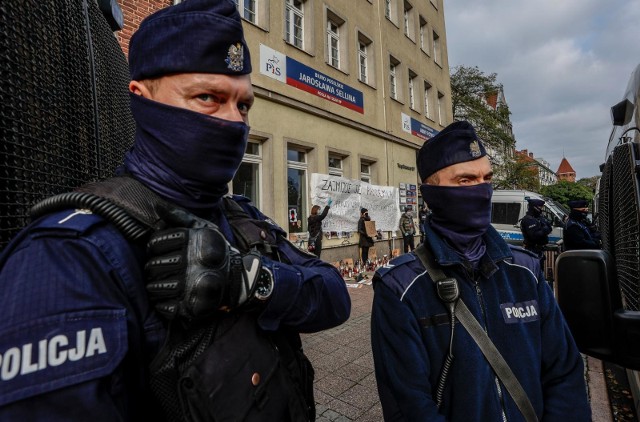 W sobotę 24.10.2020 r. przed siedzibą biura PiS w Gdańsku demonstrowali przeciwnicy zaostrzenia prawa aborcyjnego. Miejsca pilnowali policjanci