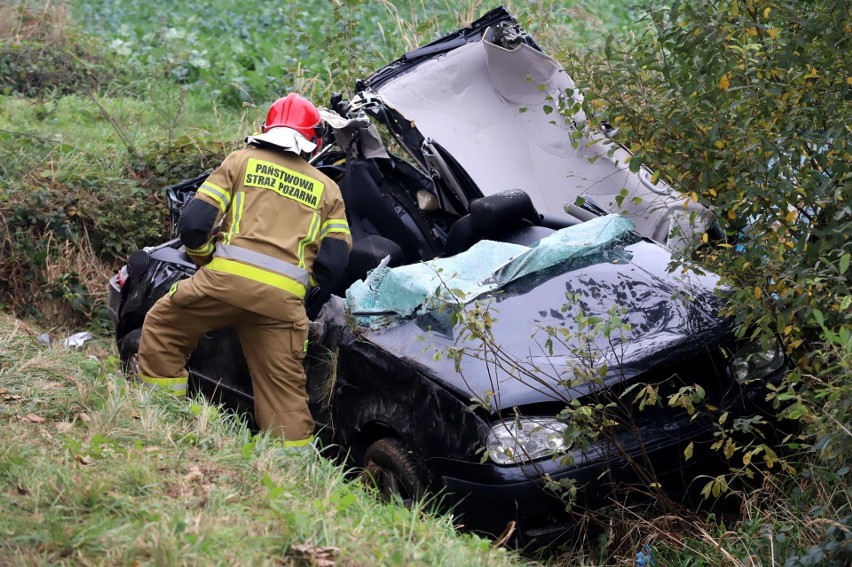 Wypadek w Krzydlinie Małej. Pięć młodych osób dachowało osobowym Volkswagenem!