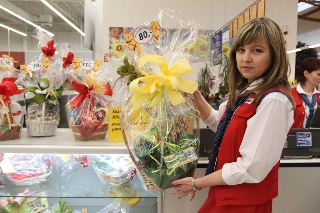 - Powoli zaczynamy wprowadzać wielkanocne gadżety, klienci kupują już na przykład kwiaty &#8211; mówi Renata Motyka, kierownik zespołu kasowego hipermarketu Real.