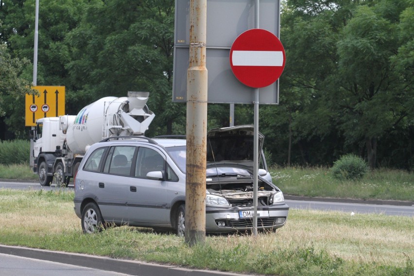 Wypadek przy Koronie. Opel uderzył w volkswagena, dwie kobiety są ranne [ZDJĘCIA]