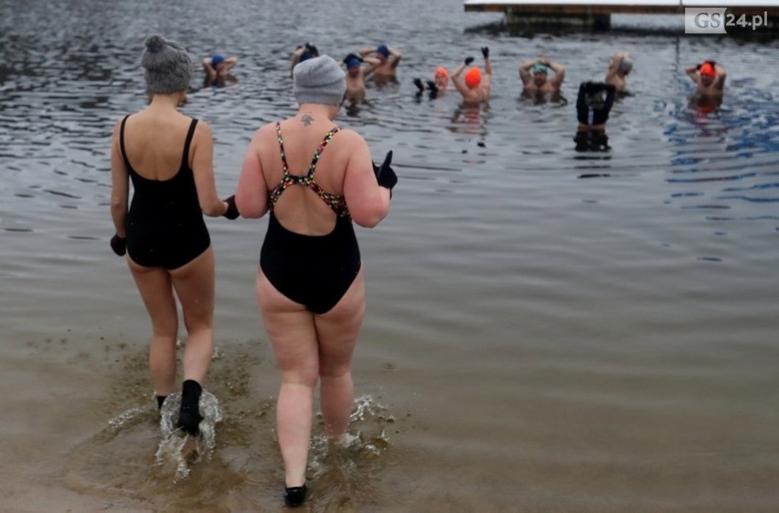 Karnawałowe morsowanie na Głębokim. Zimowa aura dodała klimatu 