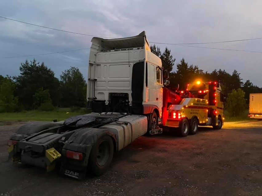 Tragiczny wypadek w Lucinie w gminie Tczów. Kierujący volkswagenem wjechał pod ciężarówkę, mężczyzna zginął na miejscu