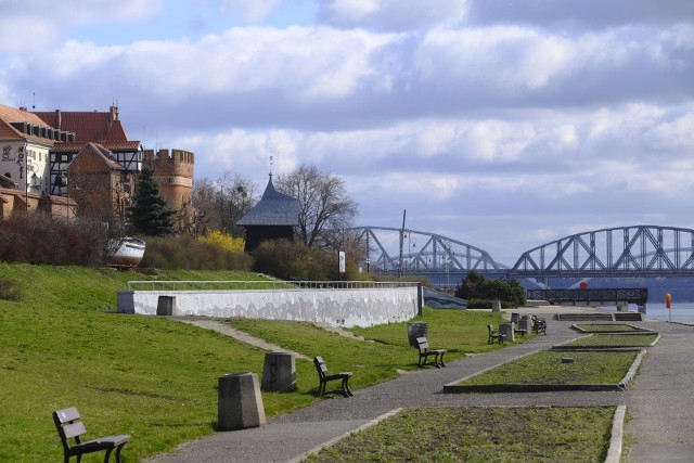 Torunianie tesknia też za barkami na bulwarze