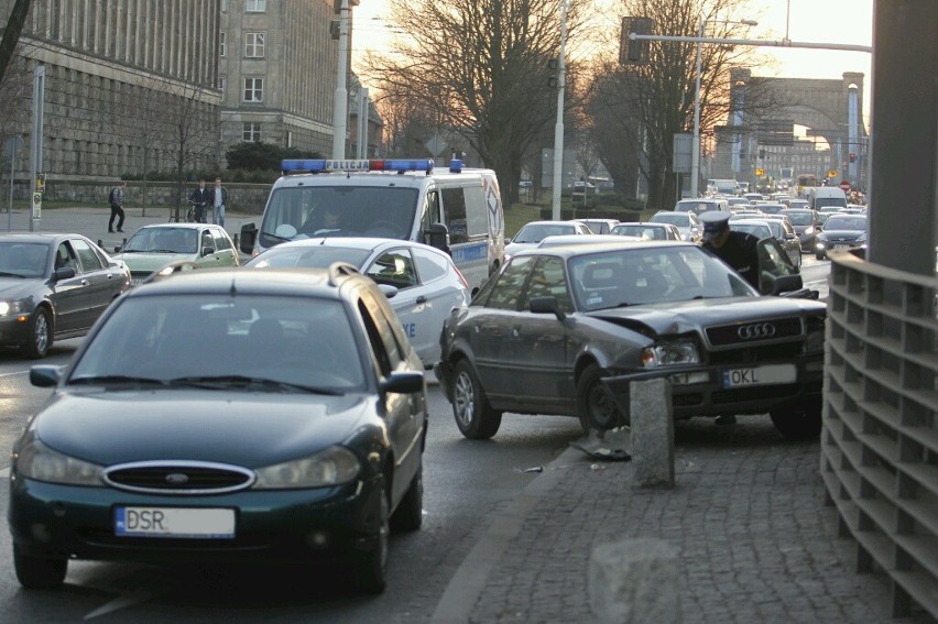 Wrocław: Wypadek na rondzie Reagana. Zderzyły się cztery samochody (ZDJĘCIA)