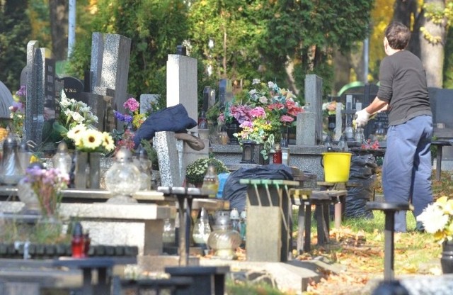 Przed 1 listopada na cmentarzach zaczęły się porządki. Wynajęcie kogoś, kto umyje pomnik, to wydatek od 30 zł do 60 zł.