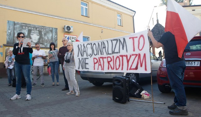 Dziś w Rzeszowie odbyła się pikieta pod hasłem „13-10 Przeciw Nacjonalizmowi – za Zjednoczoną Europą”ZOBACZ TEŻ: "Nacjonalizm to nie patriotyzm”. Policja usunęła blokujących marsz narodowców