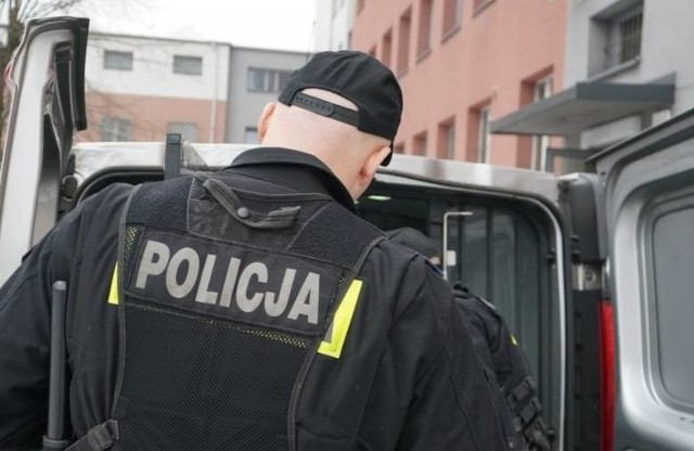 Prokuratura prowadzi śledztwo w sprawie śmierci 18-latka na komisariacie Poznań Wilda