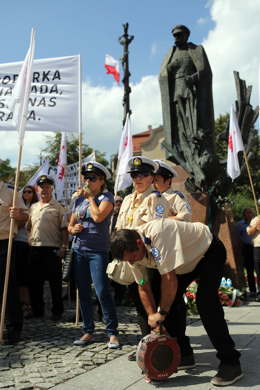 Kraków. Protest pracowników Wód Polskich. Domagają się obiecanych przez rząd podwyżek