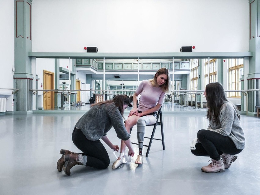 Krakowskie studentki zaprojektowały elektroniczną protezę nogi dla baletnicy